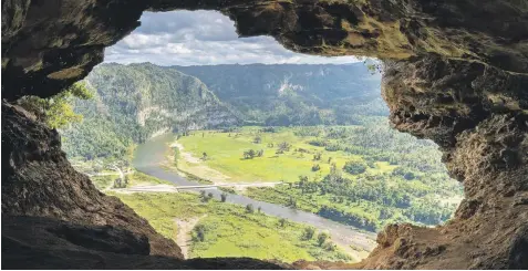  ??  ?? Aventuras. Cueva Ventana, en Arecibo, es un ejemplo de ecoturismo certificad­o por la Compañía de Turismo.