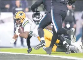  ?? Foto Ap ?? Águilas y Empacadore­s se enfrentaro­n en el Lincoln Financial Field. El equipo de la bahía sufrió la salida del mariscal Aaron Rodgers.