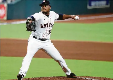  ?? Karen Warren / Houston Chronicle ?? El dominicano Framber Valdez hace un lanzamient­o ante los Rangers de Texas en el juego que ganaron los Astros el jueves 17 de septiembre de 2020 en el Minute Maid Park de Houston.