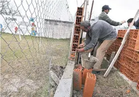  ?? MAURICIO NIEVAS ?? Trabajo. Ayer, en la escuela de Altos de San Lorenzo./