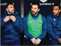  ?? MARCO BERTORELLO/AFP PHOTO ?? JADI PENONTON: Andrea Barzagli (kiri), Gianluigi Buffon (tengah), dan Medhi Benatia di bangku cadangan tadi malam.