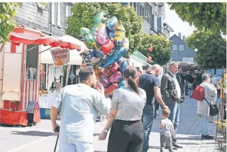  ?? ARCHIVFOTO: JÜRGEN MOLL ?? In der ganzen Innenstadt von Radevormwa­ld gibt es viele Stände und Mitmachang­ebote. Für Essen und Trinken ist natürlich auch gesorgt.