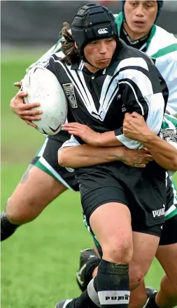  ?? PHOTOSPORT ?? Lorina Papali’i, left, has followed son Isaiah, right, as a Warriors NRL player after the inaugural women’s team was named yesterday.