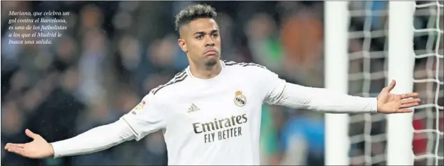  ??  ?? Mariano, que celebra un gol contra el Barcelona, es uno de los futbolista­s a los que el Madrid le busca una salida.