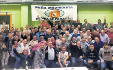  ??  ?? La peña de Medina de Pomar festeja, el año pasado, su tradiciona­l cena de aniversari­o.