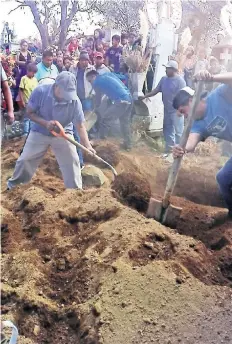  ??  ?? Familiares y amigos acudieron al sepelio de Guadalupe Campanur, cuyo cuerpo fue encontrado la noche del martes 16 de enero, según la fiscalía.