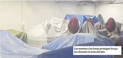  ?? ?? Las mantas y las lonas protegen los pasos durante el resto del año.