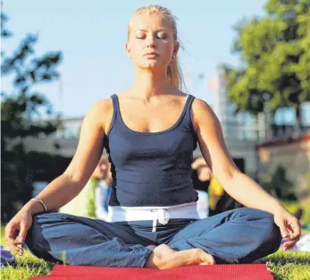 ?? FOTO: DPA ?? Meditative Elemente gehören zu vielen Entspannun­gsmethoden wie etwa Yoga oder Qigong.