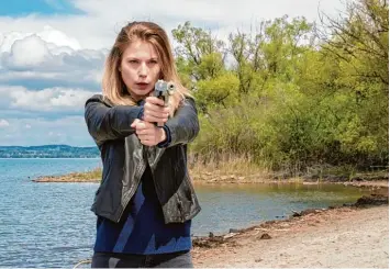  ?? Foto: Petro Domenigg, ZDF, dpa ?? Hannah Zeiler (Nora Waldstätte­n) trifft in „Die Toten vom Bodensee“mit gezückter Waffe auf jenen Mann, der behauptet, dass ihr tot geglaubter Vater noch am Leben sei.