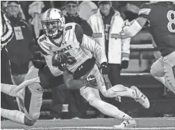  ?? TROY BABBITT/USA TODAY SPORTS ?? Hawaii wide receiver John Ursua runs after a catch against Wyoming in 2017, a game the Cowboys won 28-21 in overtime.