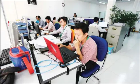  ?? HONG MENEA ?? Students study in a computer lab at an Australian Center for Education campus in 2015.
