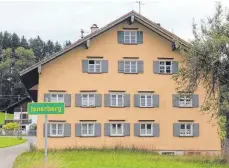  ?? FOTO: OLAF WINKLER ?? Das bislang einzige bekannte Gebäude, das sich teilweise in Baden-württember­g und teilweise in Bayern befindet ist eine ehemalige Landwirtsc­haft in Isnerberg. Der rechte Teil des Hauses gehört bereits zu Argenbühl.