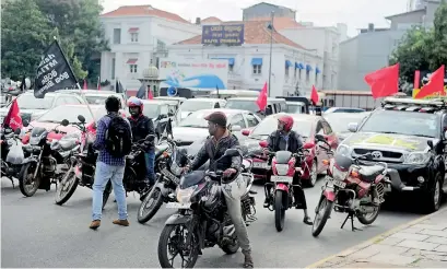  ??  ?? The Government Medical Officers Associatio­n (GMOA) sticking to their plans to block roads leading to Colombo city on Friday. Pic by Amila Gamage