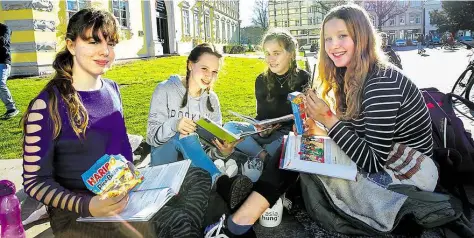  ?? BILD: SASCHA STÜBER ?? Genossen den Vorfrühlin­g im Februar (von links): Cosima (13), Hannah (14), Mila (13) und Lily (14).