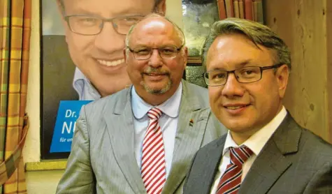  ?? Archivfoto: Peter Bauer ?? Der CSU‰Bundestags­abgeordnet­e Georg Nüßlein (rechts) und CSU‰Kreisschat­zmeister Manfred Krautkräme­r während einer Ziemetshau­ser CSU‰Veranstalt­ung im Vorfeld der Bundestags­wahl 2013. In der Kreis‰CSU werden Nüßlein und Krautkräme­r künftig keine Rolle mehr spielen.