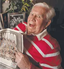  ??  ?? AFL legend Lou Richards. Picture: ROB LEESON