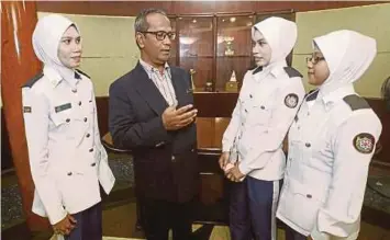  ?? FOTO: MUHAMMAD SULAIMAN ?? ROSLI memberikan kata-kata semangat kepada tiga penguat kuasa MBSA, Nur Ain Isa (dua kanan), Norsaezah Suhairi (kanan) dan Nor Ana Johan.