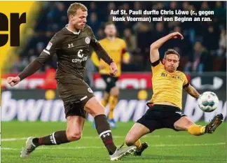  ??  ?? Auf St. Pauli durfte Chris Löwe (r., gegen Henk Veerman) mal von Beginn an ran.