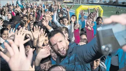  ?? FOTO: PERE PUNTÍ ?? Carles Castillejo tuvo la idea de hacerse un selfie con los niños y niñas ayer en la Mar Bella y la iniciativa fue todo un éxito