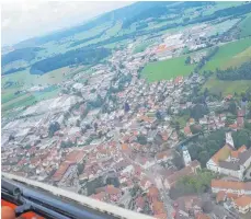  ?? FOTO: WENZEL SCHUMACHER ?? Ausblicke wie dieser bot sich den Kindern aus den LSG-Segelflugz­eugen: vorne rechts die beiden Isnyer Kirchen, darüber hinten das DethleffsF­irmengelän­de und links die Hallen von Gardinia.