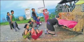  ?? HT ?? An excavator was turned into an ambulance to carry 40yearold Thangtinle­n Baite to the nearest hospital in Myanmar. He, however, died on the way.