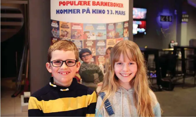  ?? FOTO: KRISTIAN HOLE ?? Thomas Farestveit (10) og Emma Kilane (10) foran «Operasjon Mørkemann»-plakaten på Kristiansa­nd Kino. 23. mars har filmen norgesprem­iere.