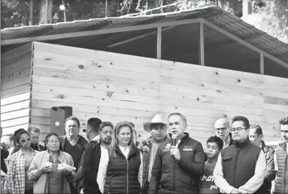  ??  ?? El jefe de Gobierno de la Ciudad de México, Miguel Ángel Mancera Espinosa, durante el recorrido de supervisió­n de las obras de reconstruc­ción en el pueblo de Santa Rosa Xochiac, delegación Álvaro Obregón ■ Foto Víctor Camacho