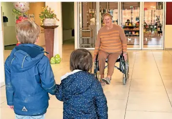  ?? FOTO: WEITZDÖRFE­R ?? Zwei Kinder des Gerda-Franke-Kindergart­ens besuchen Johannesst­ift-Bewohnerin Monika Kemsies (80).