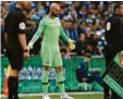  ?? Foto: dpa ?? So nah und doch so weit: Willy Caballero wartet auf seinen Einsatz.