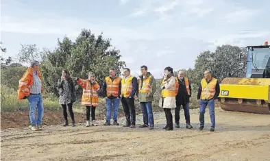  ?? GOBIERNO DE ARAGÓN ?? Una visita del consejero Soro a las obras de la carretera A-1236, el pasado mes de octubre.