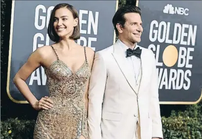  ?? JORDAN STRAUSS / GTRES ?? Parelles. A dalt, Bradley Cooper i Irina Shayk als Globus d’Or, on l’actor i director era dels més nominats per Ha nacido una estrella .Ala dreta, Cooper amb Lady Gaga, amb qui ha coprotagon­itzat el film, que ha disparat els rumors d’una possible relació