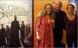  ?? (Photos P. B.) ?? Barbara, Jérôme et Noémie devant l’affiche Les animaux fantastiqu­es, les crimes adapté des textes de J.K. Rowling. Il explique l’avant Harry Potter.