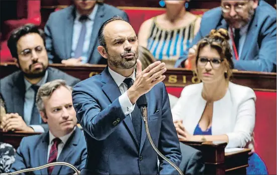  ?? CHRISTOPHE PETIT TESSON / EFE ?? El primer ministro francés, Edouard Philippe, se enfrentó a un ambiente muy tenso en la Asamblea Nacional