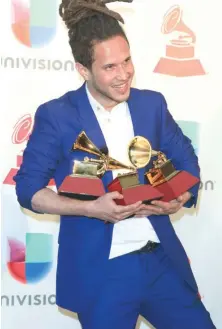  ?? EFE ?? Posa con sus tres premios por 'Mejor canción tropical', 'Mejor álbum de cantante y compositor' y 'Mejor artista nuevo'.