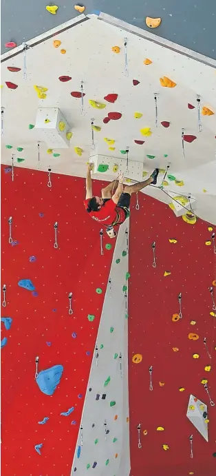  ?? Picture: Ruvan Boshoff ?? Kent Jennings practises his skills at the CityROCK indoor climbing centre in Paarden Eiland, Cape Town.