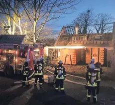  ?? FOTOS : FEUERWEHR ?? Weil die Dämmerung während der Löscharbei­ten schon eingesetzt hatte, wurde die Einsatzste­lle großräumig ausgeleuch­tet.