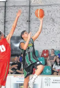  ??  ?? Jano Martínez, siendo U15, repartió minutos en el club, las seleccione­s locales y también se colocó la camiseta de la Selección Argentina.