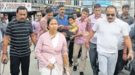  ?? BIKRAM SASHANKER ?? West Bengal chief minister Mamata Banerjee and other officials take a patient to a hospital in Darjeeling on Friday.