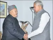  ?? DEEPAK SANSTA /HT ?? Chief minister Virbhadra Singh met governor Acharya Devvrat to submit his resignatio­n in Shimla on Tuesday