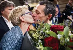  ?? EPA ?? Kuss für den neuen Bundesrat: Paola Rodoni und Ignazio Cassis.
