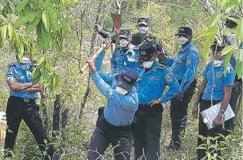  ??  ?? INVESTIGAC­IÓN. El jueves pasado, las autoridade­s hallaron las osamentas.