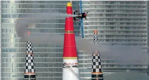  ?? Photos by Ryan Lim ?? Participan­ts in action during the qualifying round of the masterclas­s category of Red Bull air Race on the day one at abu dhabi corniche on Friday. —