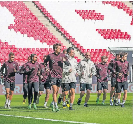  ?? FOTO: JAN WOITAS/DPA ?? Vor dem Abflug zum Spiel in England trainierte die deutsche Nationalma­nnschaft noch mal in Leipzig. Thomas Müller (3.v.l.) soll das Team erneut anführen.