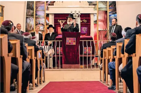  ?? FOTO: WOLFRAM KASTL/DPA ?? Jüdische Kultur ist in Deutschlan­d nicht nur in den Synagogen (hier Düsseldorf) präsent, sondern vor allem in unserem Sprachallt­ag.