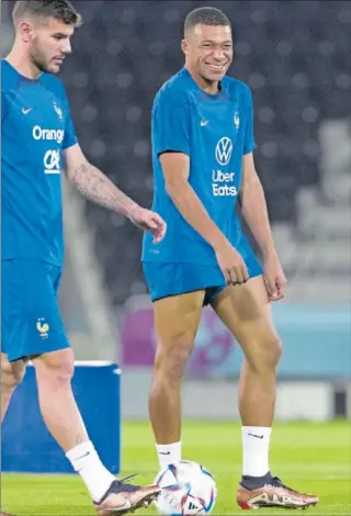  ?? ?? Mbappé y Theo, durante un entrenamie­nto de Francia.