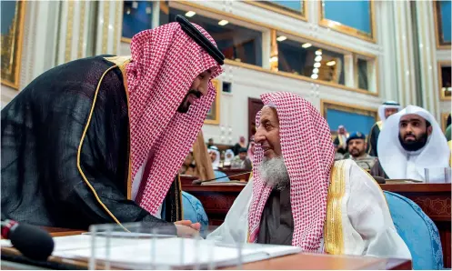  ??  ?? Mohamed ben Salman salue le grand mufti d’arabie saoudite, Abdelaziz Al al-cheikh, à Riyad, en novembre 2018.