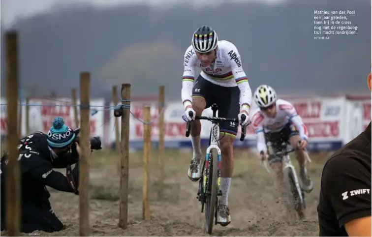  ?? FOTO BELGA FOTO BELGA ?? Mathieu van der Poel een jaar geleden, toen hij in de cross nog met de regenboogt­rui mocht rondrijden.