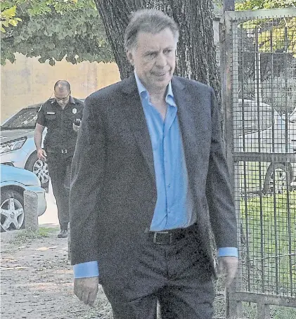  ??  ?? Complicado. López en una visita a Comodor Py. Tiene problemas para desprender­se de su empresas.