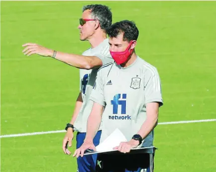  ?? RUBÉN MONDELO ?? Luis Enrique, junto a Jesús Casas, su segundo entrenador