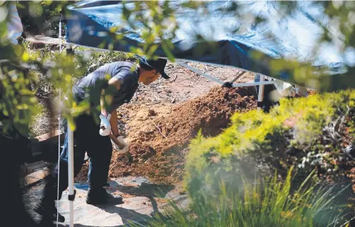  ?? Picture: (AAP IMAGE/DAN HIMBRECHTS ?? NSW Police and Forensic Services search the former home of missing woman Lynette Dawson in Sydney.